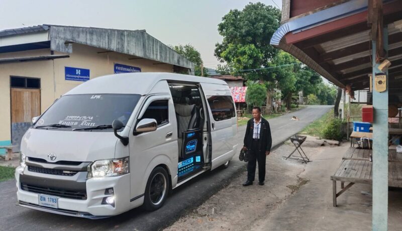 รถตู้คอมมูเตอร์ตัวเก่า VVIP