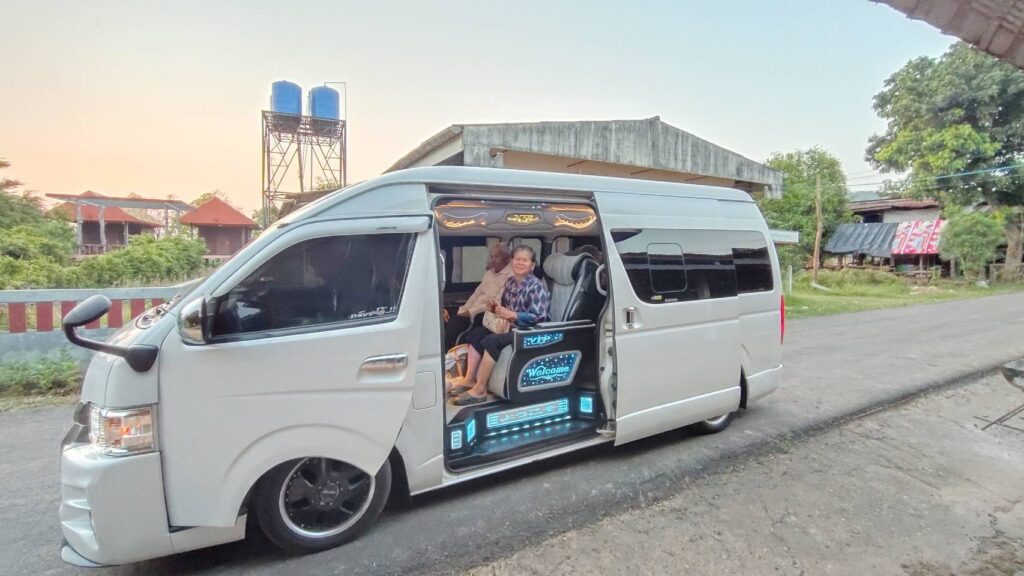 เช่ารถตู้สกลนคร VIP รับส่งสนามบิน