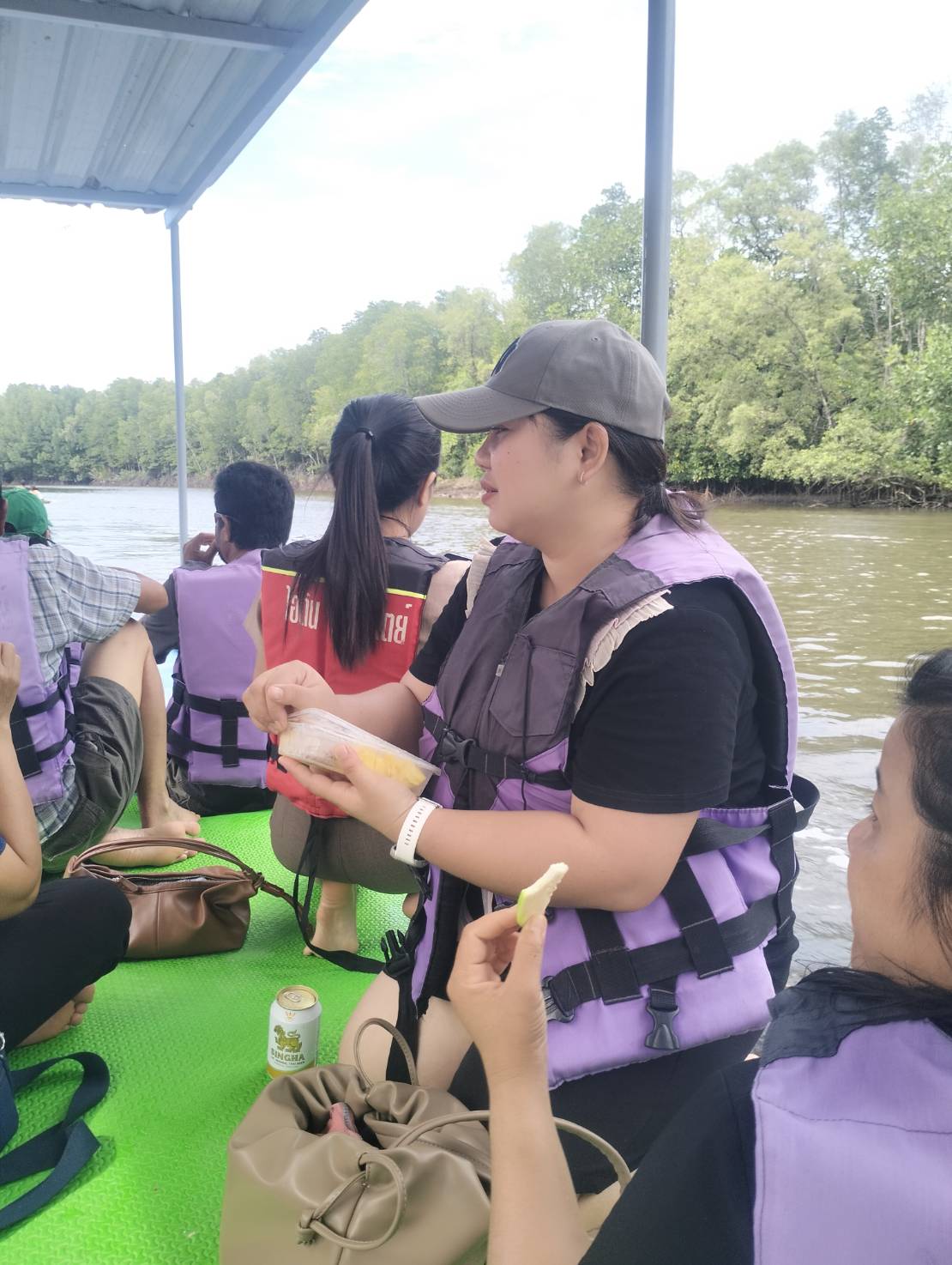 เช่ารถตู้สกลนคร กินปูดูเหยี่ยว เช่ารถตู้จันทบุรี