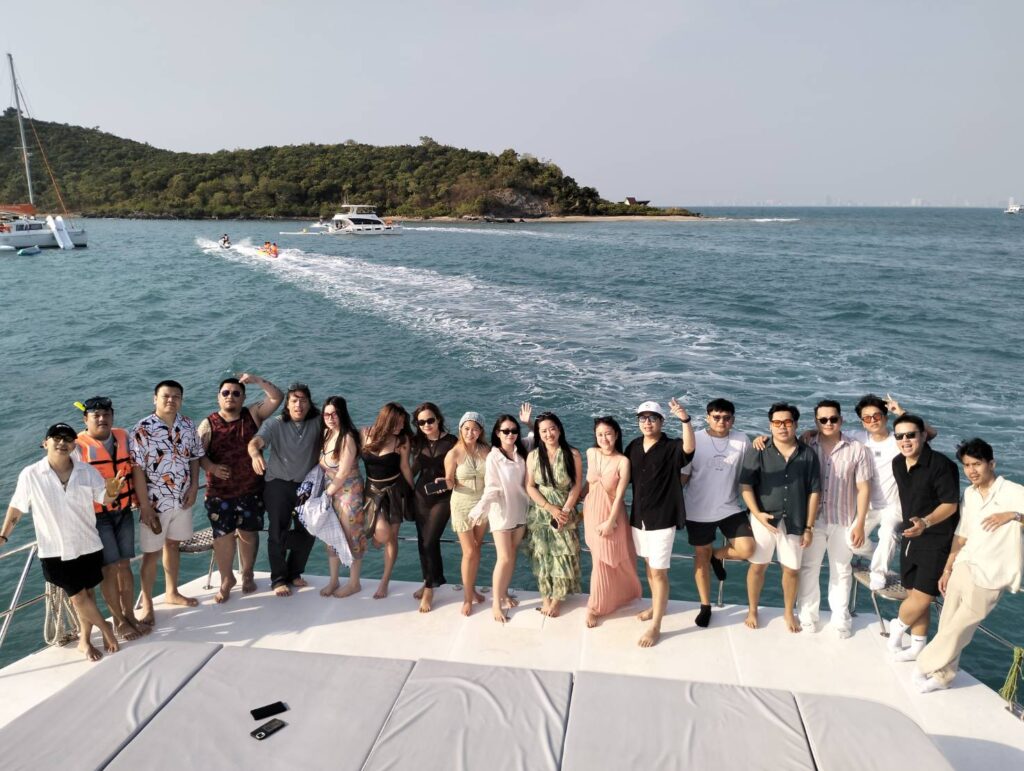 เช่ารถตู้สกลนคร ล่องเรือพัทยา เช่ารถตู้พัทยา