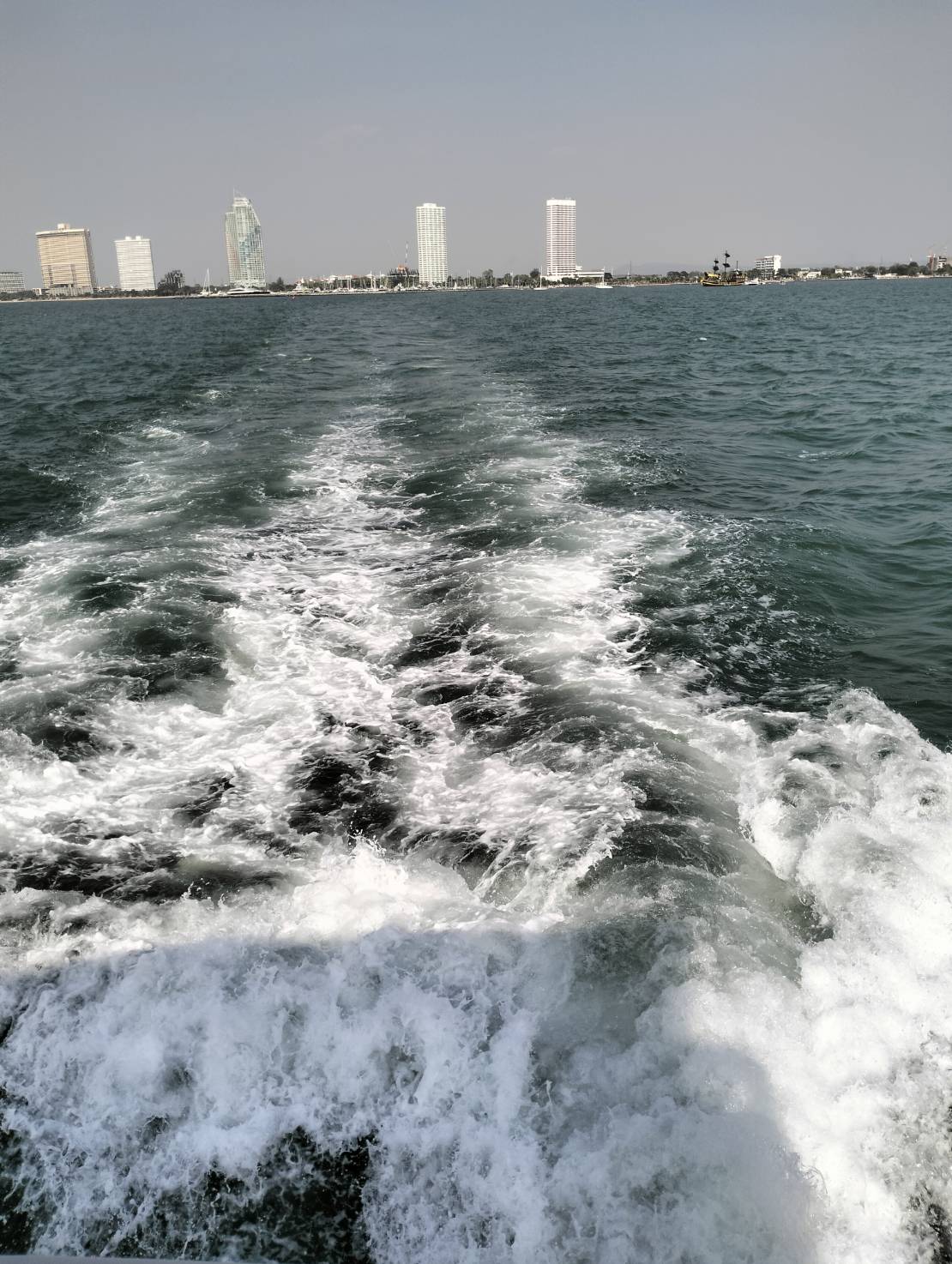 เช่ารถตู้สกลนคร ล่องเรือพัทยา เช่ารถตู้พัทยา